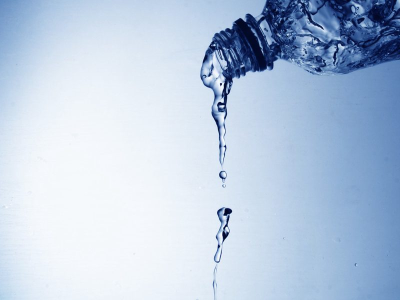 一杯臟水出技術 喝近百品牌礦泉水找口感