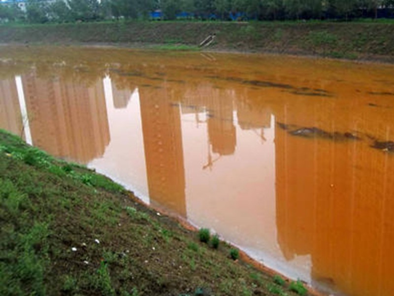 鄭州市的七里河里清水變“紅”水，懷疑有企業偷排污