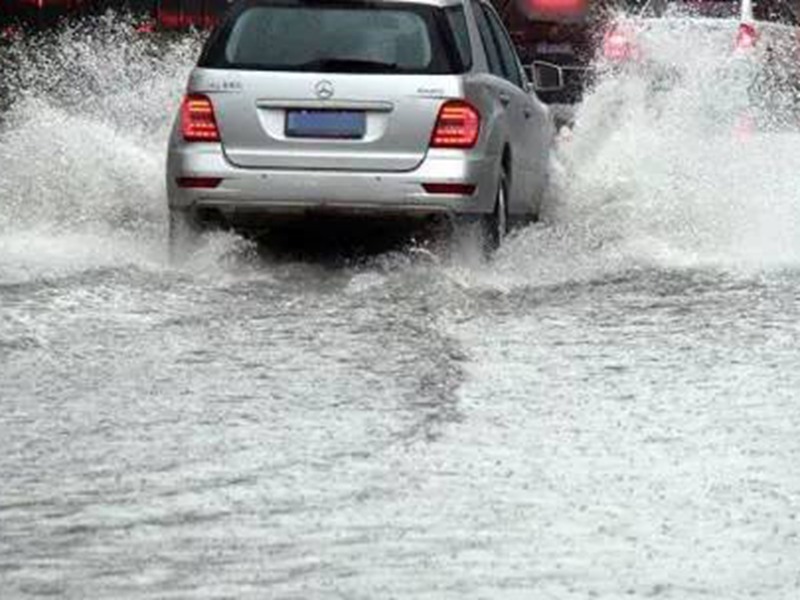 重慶市的暴雨導致路上成了小水池