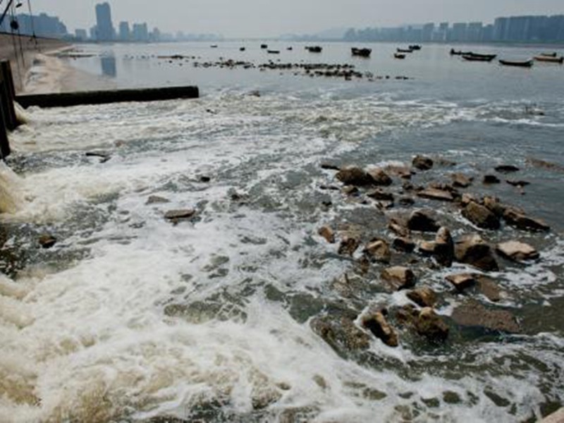 錢塘江遭到大量污水排入，江面周邊大面積變黑