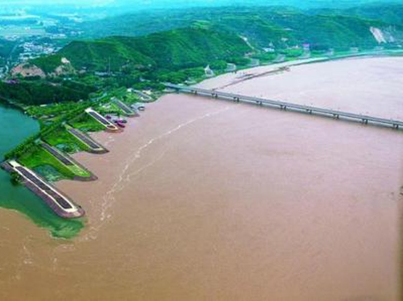 南通市一處污水處理廠每天排十萬噸“紅水”入長江