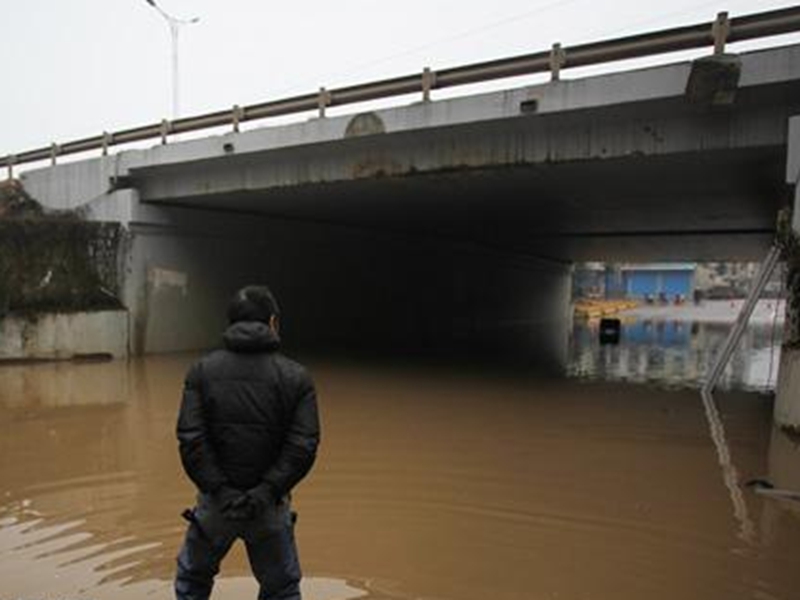 長沙市大道涵洞積水導致交通堵塞